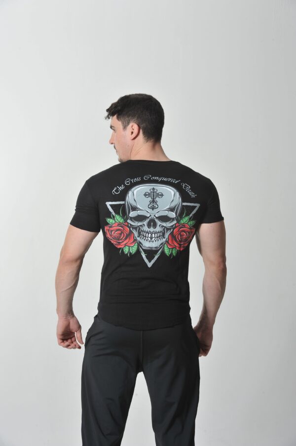 CAMISETA PRETA THE CROSS CONQUERED DEATH - Image 2